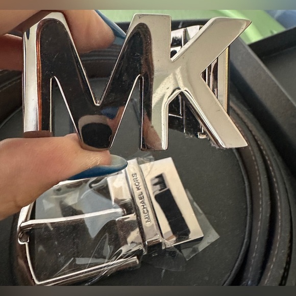 Michael Kors | 4-in-1 Signature Logo Belt Box Set - Picture 8 of 9